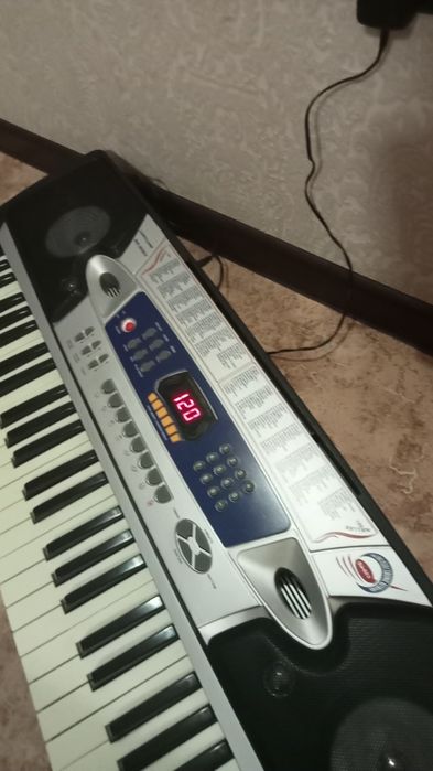 Музыкальный клавишный инструмент