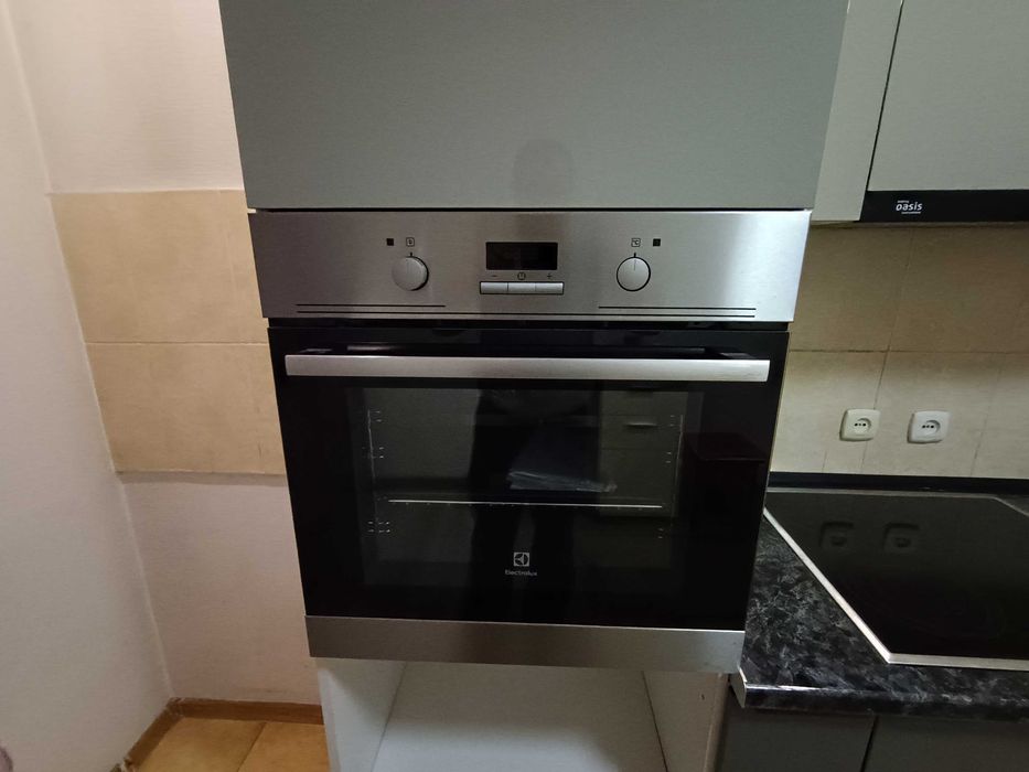 Продам кухонный гарнитур со встроенной техникой.