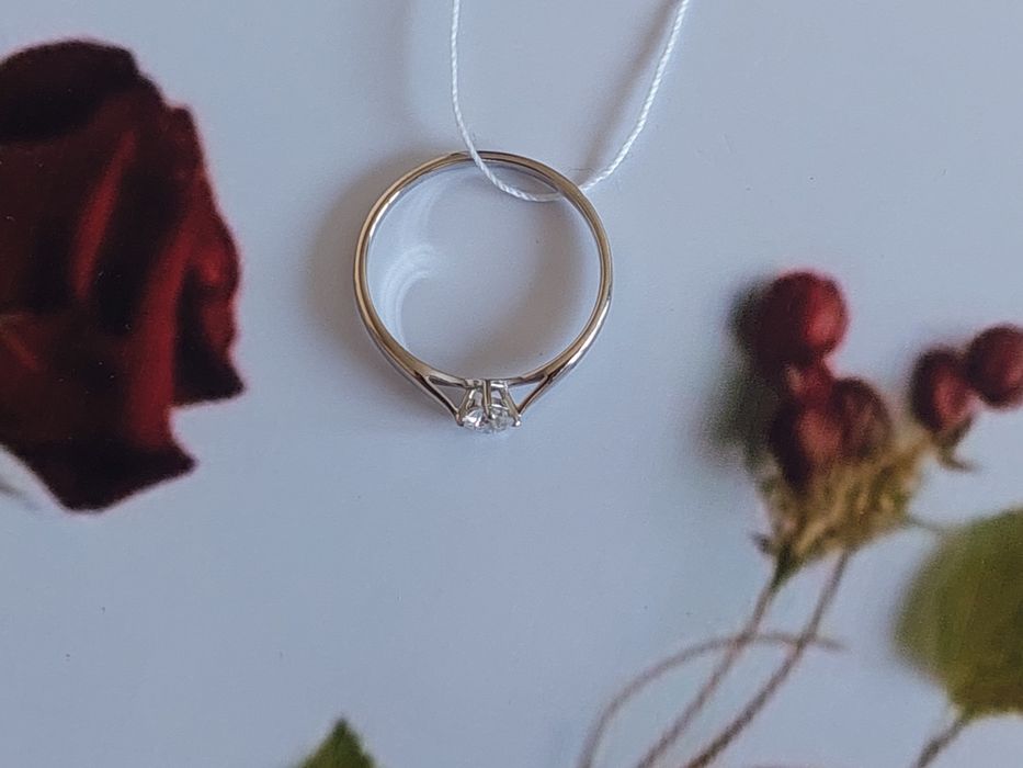 Золотое кольцо с бриллиантом