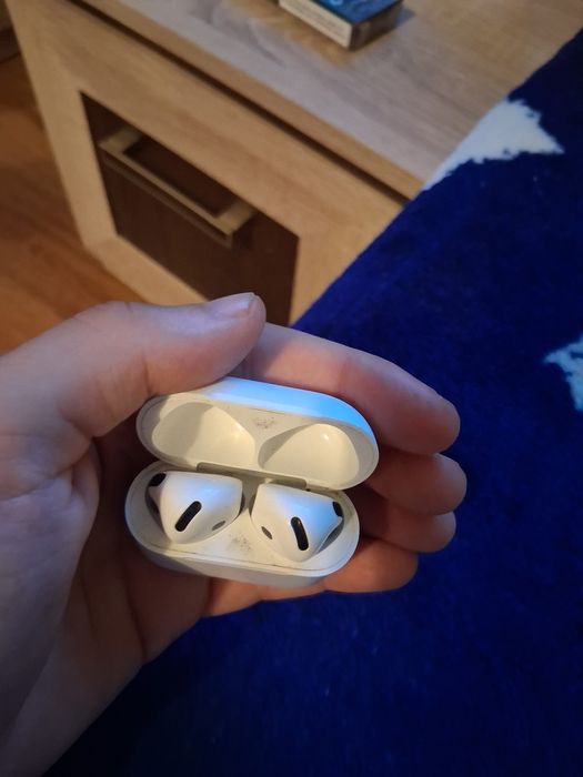 Airpods 4 second in stare buna