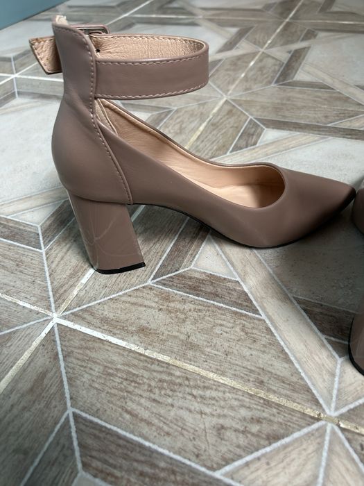 Продаются бежевые кожаные туфли