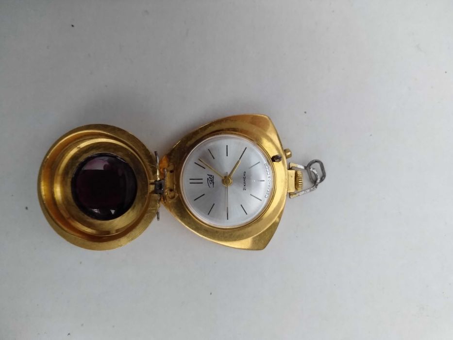 Продается часы кулон женские Заря