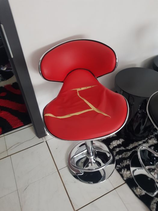 Четири броя стол за бар в столовете трябва да се сменят само кожата