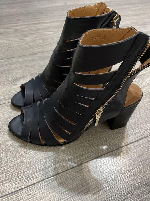 Sandale din piele cu toc