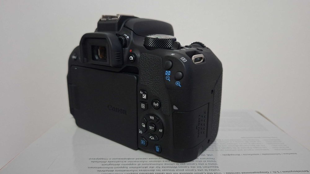 DSLR Canon EOS 800D