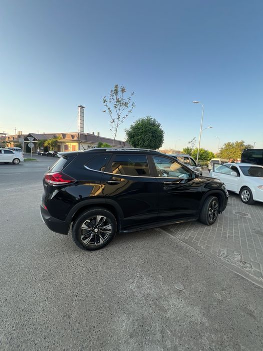 Tracker 2 premier 2023 qora