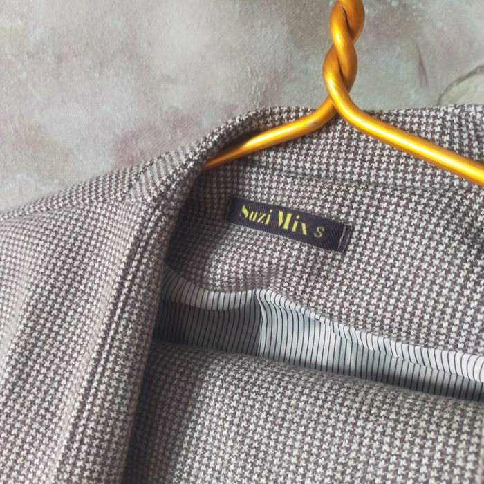 Продам серый брючный костюм