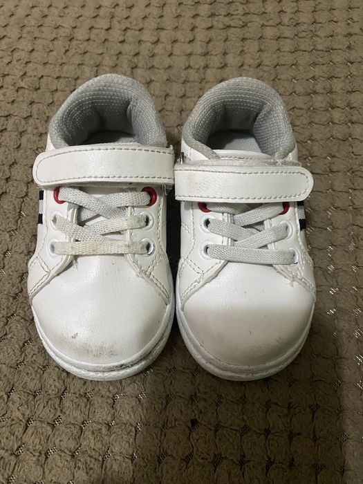 Продам детские кроссовки