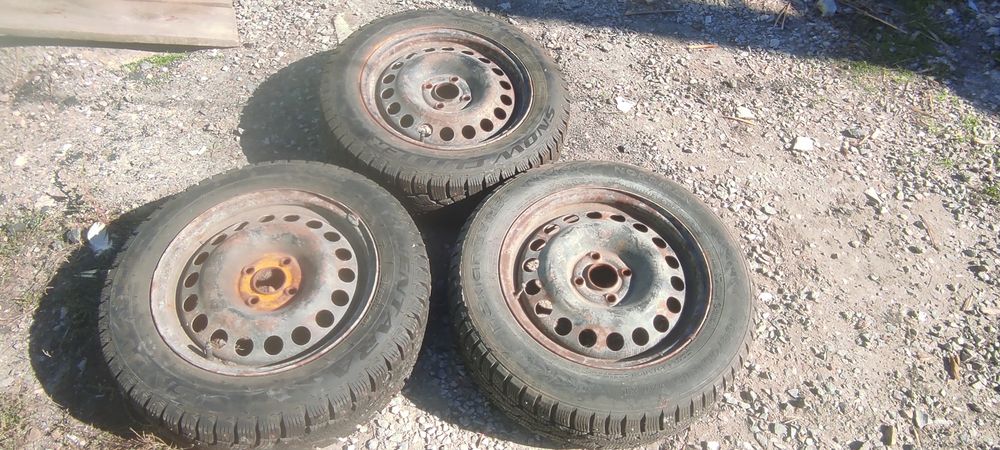 Продам зимние шины с дисками 3 штуки.