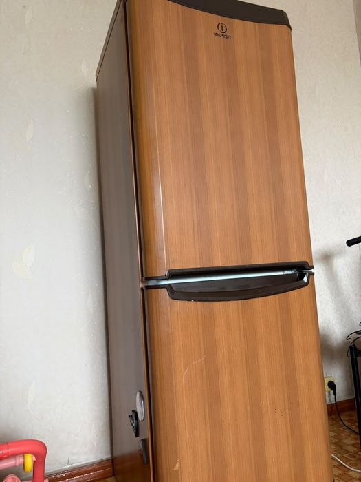 Холодильник Indesit