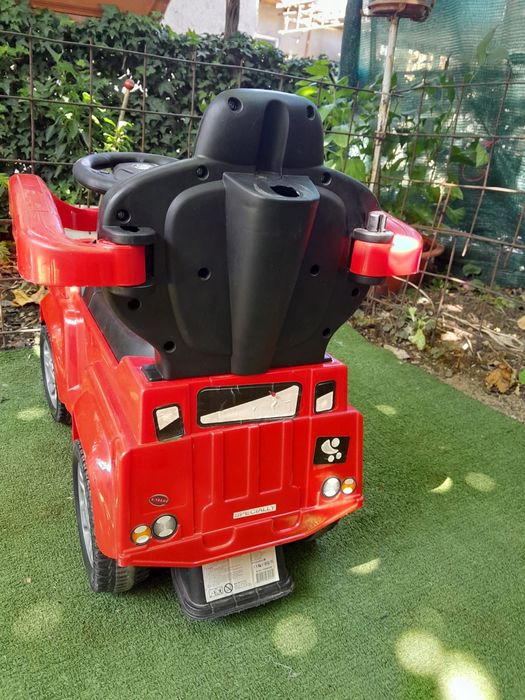 Masina copii canta si claxoneaza