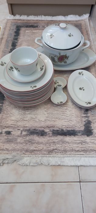 Порцеланов сервиз със супник