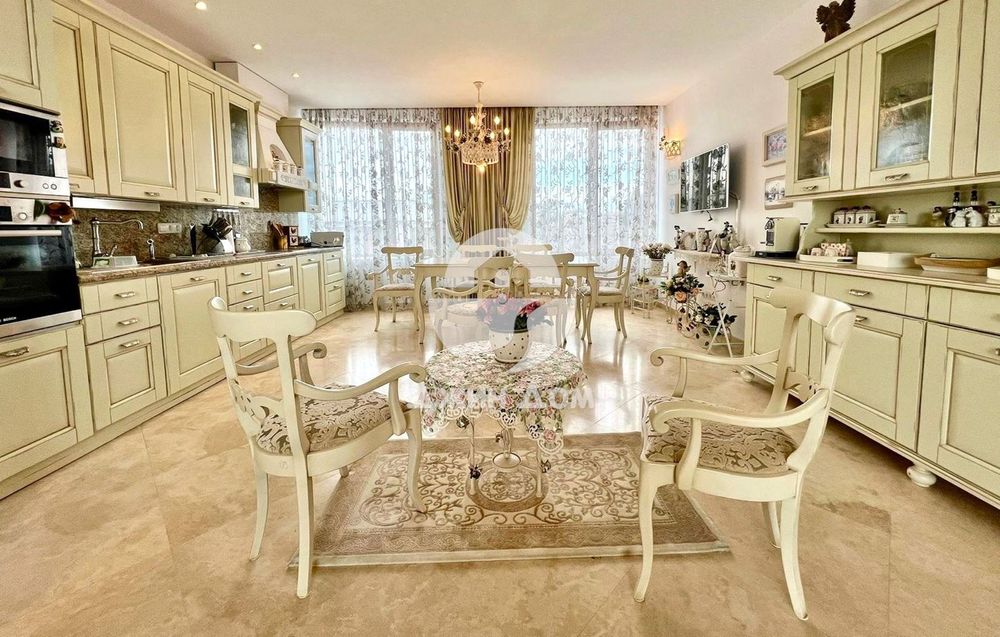 Продава се Четиристаен апартамент в Несебър - 182 кв.м за 1850 €/кв.м - Снимка #2