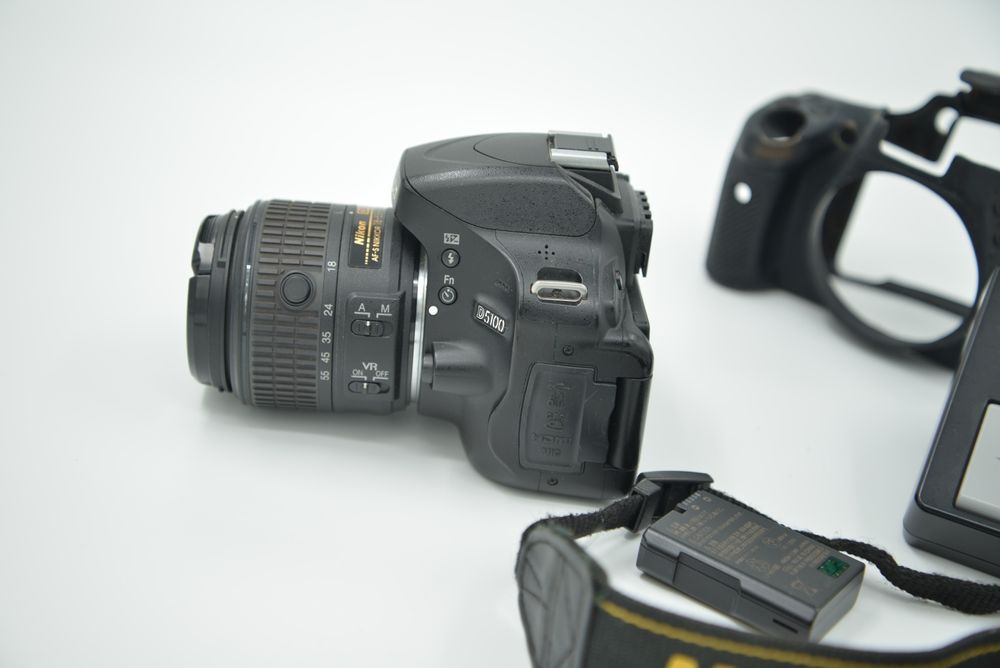 Nikon D5100 si obiectiv kit 18-55 Aparat Foto cu accesorii Camera se vinde alaturi de inca o baterie En-El 14  lampa video