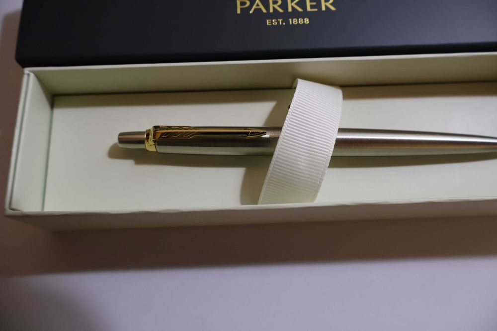 Химикалка с кутия Parker Jotter Stainless Steel - Сребриста със златисти елементи