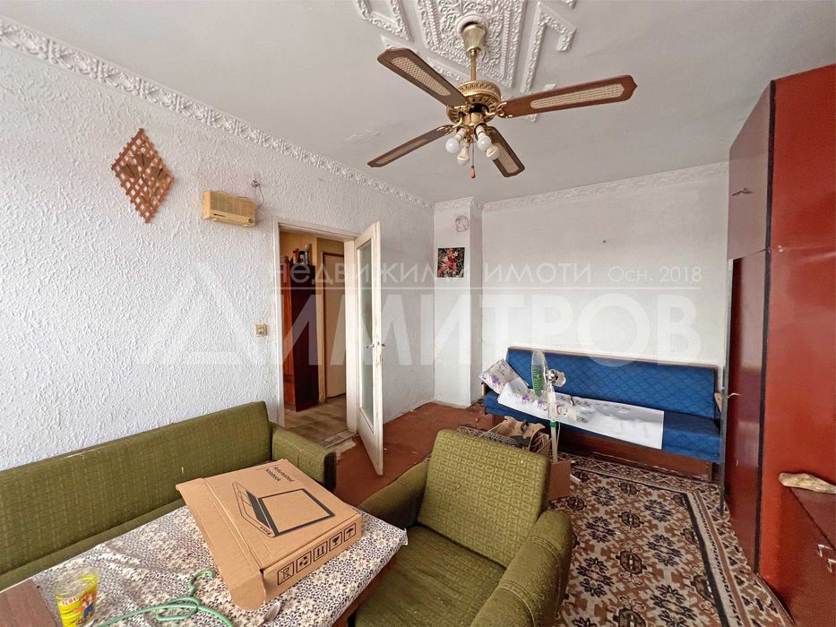 Продава тристаен апартамент 77 кв.м. в саниран блок в гр. Нови пазар.