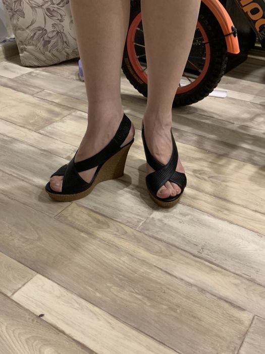 Продам босоножки.