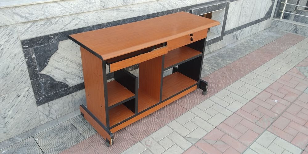 Kompyuter stoli sotiladi