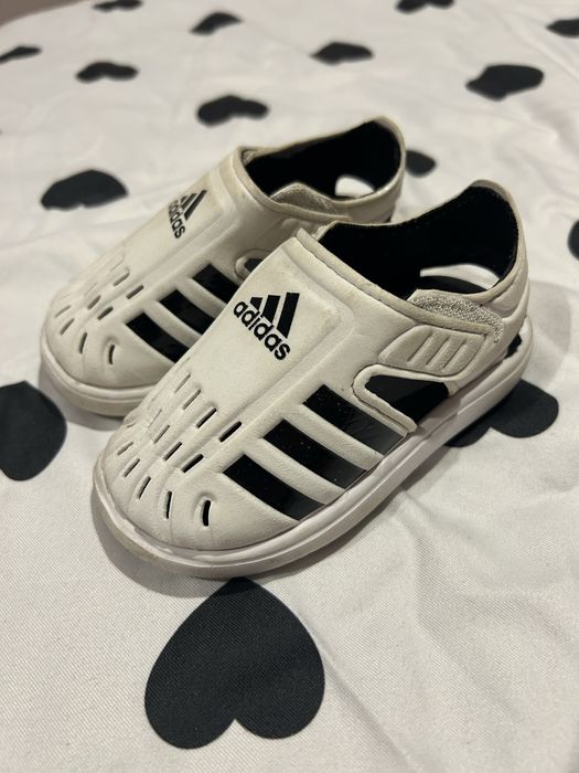 Сандали adidas.