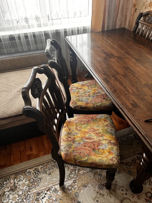 Стол со стульями