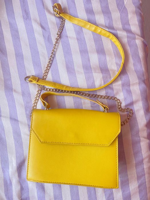 Жълта дамска чанта