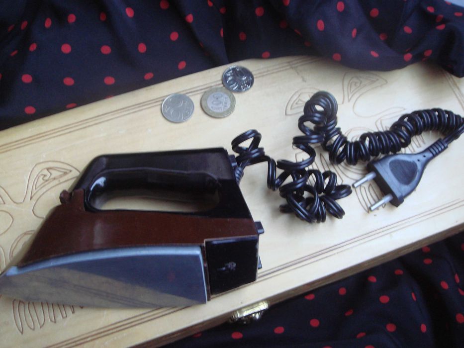 Утюг мини 1981 год СССР  НОВЫЙ Эбонитовый Корпус + Подарок Наполь.Весы