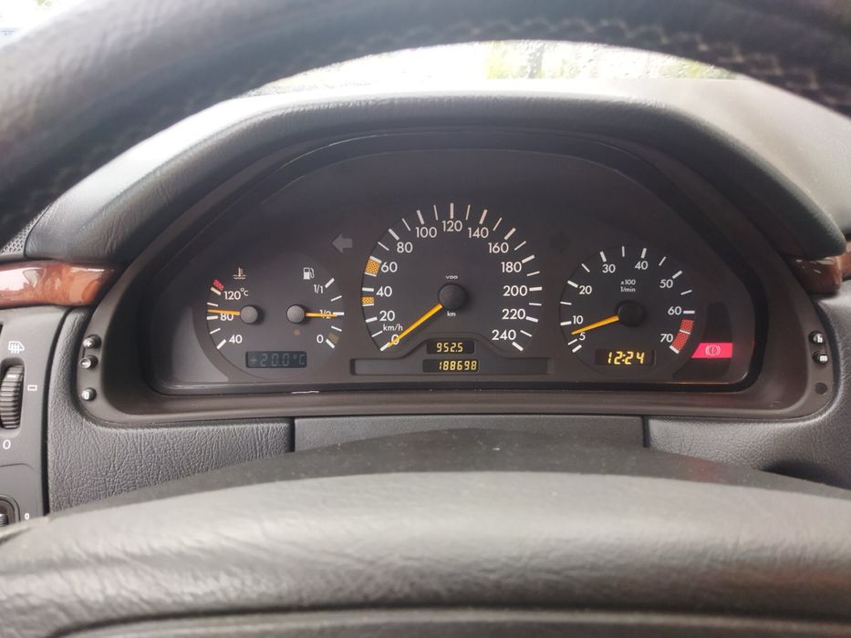 Лек автомобил Мерцедес Е 200 T