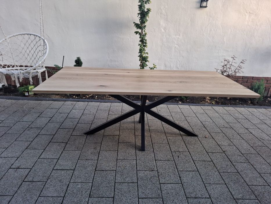 Masa  dining realizata din lemn masiv de stejar