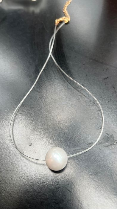 Колиета с перлички и кристалчета