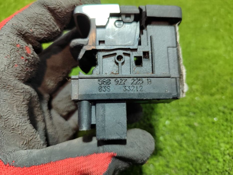 BUTON FRANA DE MANA VOLKSWAGEN GOLF 6 1.4 TSI BENZINA 2013 COD OEM 560927225B / HATCHBACK 2012-2019