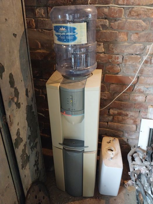 Ламинат, унитаз, люстра, лестница, картина