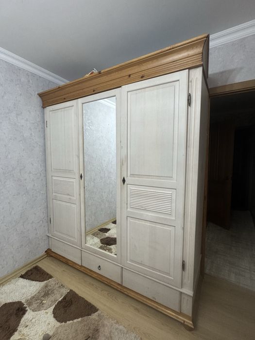 Продам шкаф большой белый натурал дерево