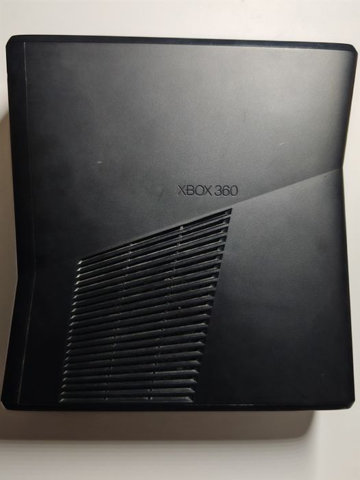 Xbox 360 la cutie 2 manete +kinect Microsoft