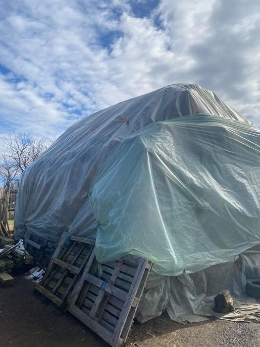 Vând baloți de fân