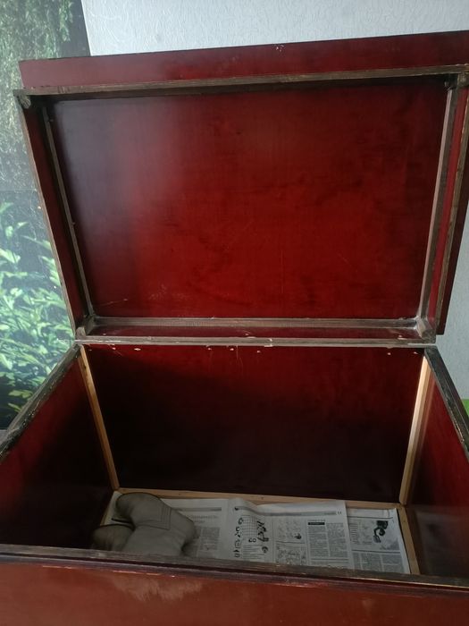 Продам стол-сундук.