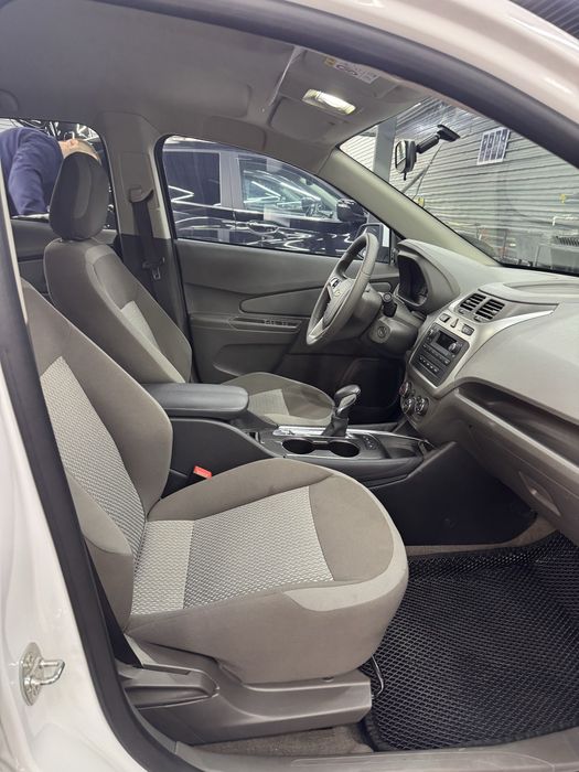 Kobalt 2025 Yil Full Stayil Oq Rang Top Toza