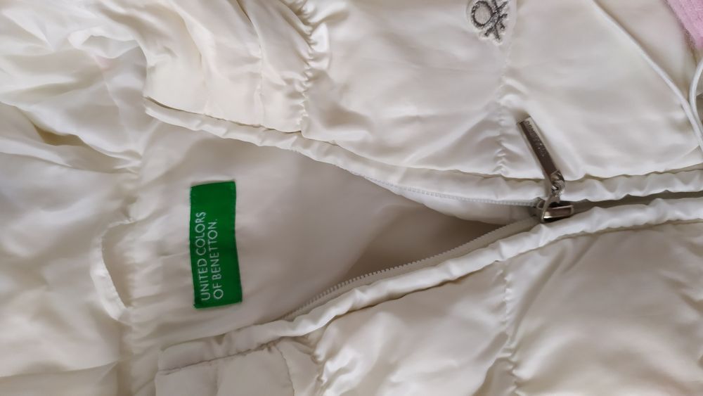 Белая куртка Benetton