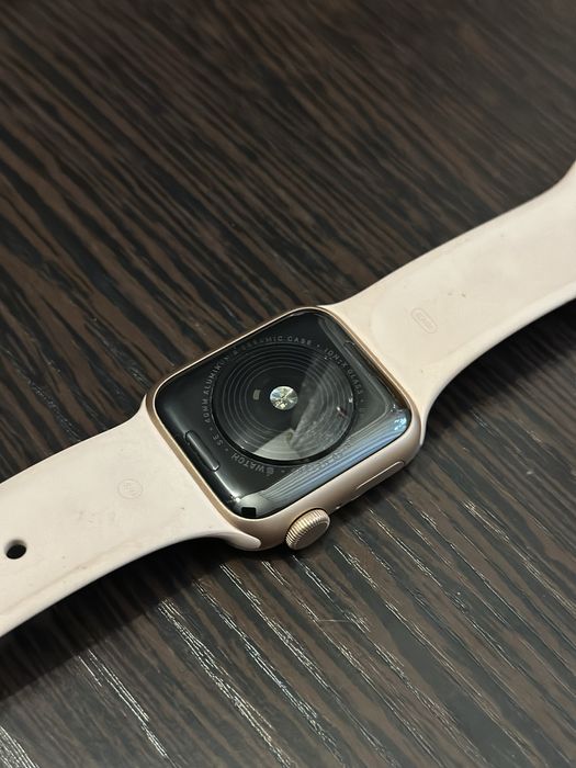 Продам Apple Watch SE 40мм.