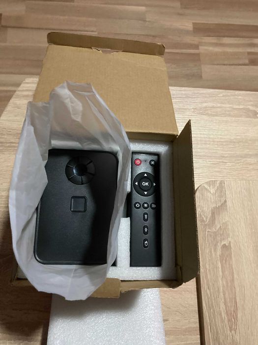 Videoproiector portabil Full HD