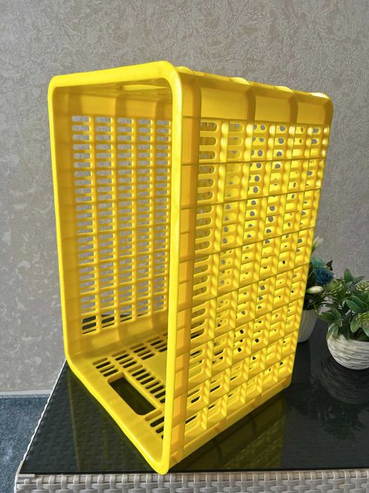 Прочный и вместительный большой ящик для хранения и транспортировки.