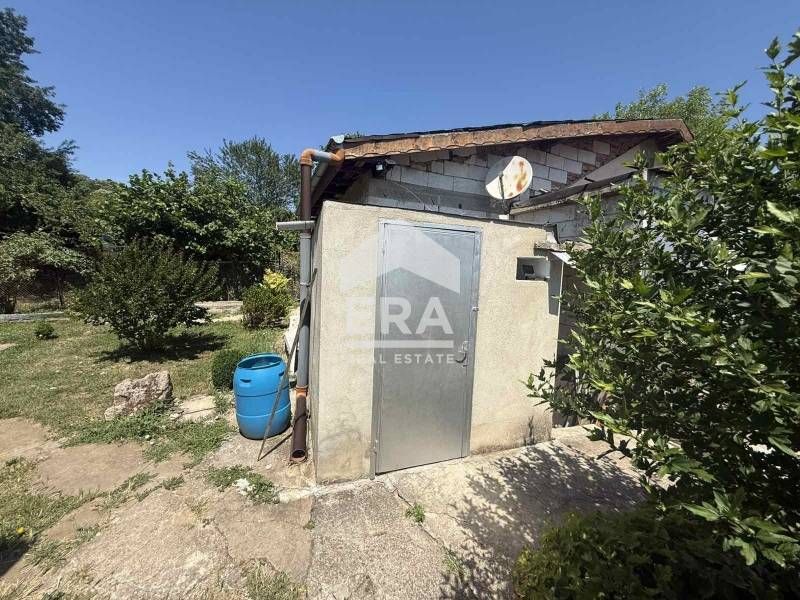 Ексклузивен поземлен имот за продажба, с едноетажна постройка и ток, в