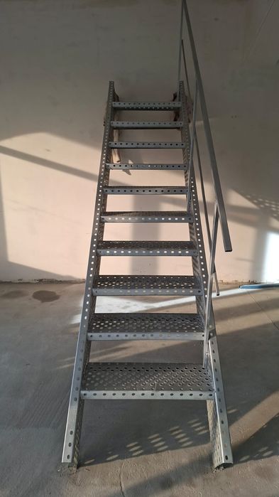 Confectionam scarii metalice zincate exterioare și pentru incendii , platforme, podete si balustrazi profesionale la cererea clientului . Asiguram tra