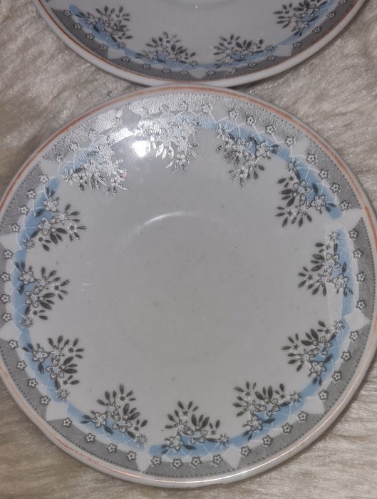 Ючета, захарница стъклена, свещници единия дървен, ваза, сервиз