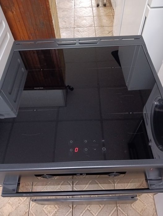 Чисто нова черна печка  с индукционни котлони  с две години Гаранция!