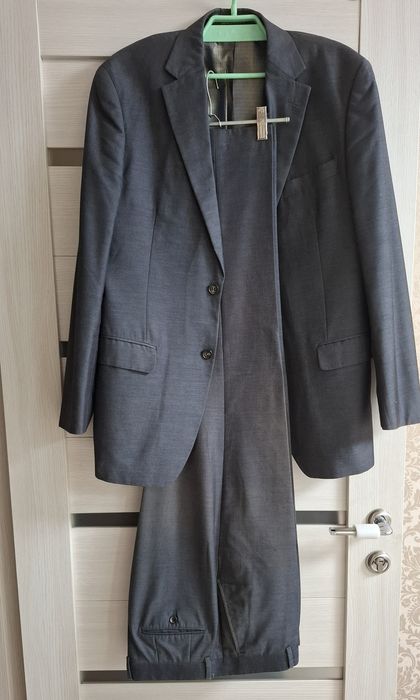 Продаются мужские костюмы