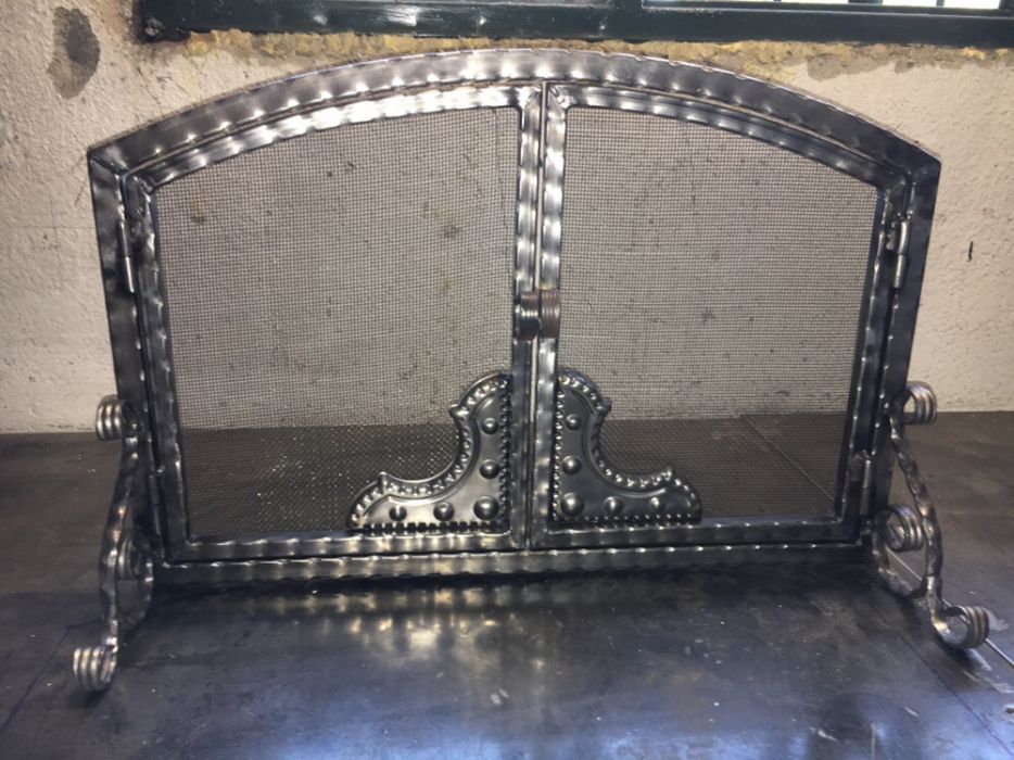 предпазна вратичка за камина от ковано желязо