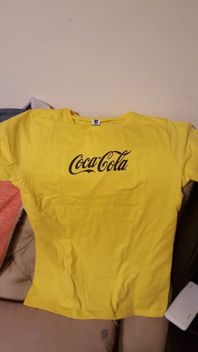 Продавам две блузи на coca-cola шапка и тонколона