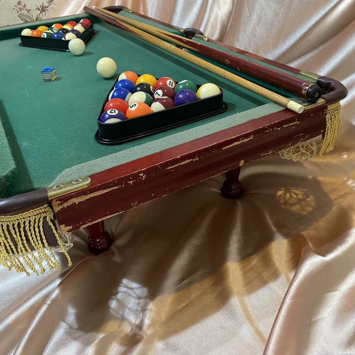 Masa de biliard, stare foarte buna, cu elemente din lemn si piele