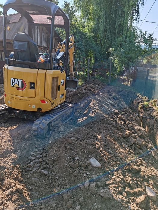 Inchiriez miniexcavator cu picon pentru diferite lucrari