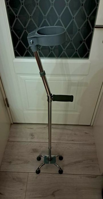 Продам костыли и многоопорную трость